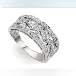 Brand new in box. Gorgeous Ladies diamond ring.